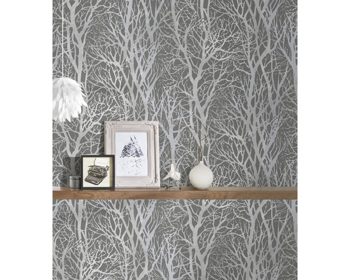 Szene mit grauer Tapete mit Baumdesign und Regalboden mit Dekorationsgegenständen.