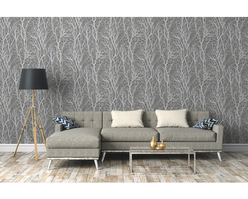 Wohnzimmer mit grauer Tapete mit Baumdesign, Sofa, Stehlampe und Couchtisch