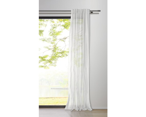 Gardine vor Fenster mit Ausblick in die Natur