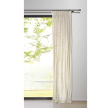 Gardine am Fenster mit Vorhangstange