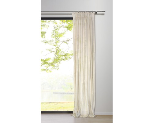 Gardine am Fenster mit Vorhangstange