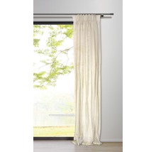 Vorhang an Gardinenstange vor Fenster