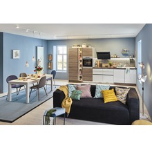 Helle und moderne Wohnküche mit Esstisch, Sofa und Küchenzeile