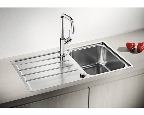 Spültisch aus Edelstahl mit Abtropffläche und Armatur