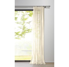 Gardine vor einem Fenster mit Blick auf eine grüne Landschaft