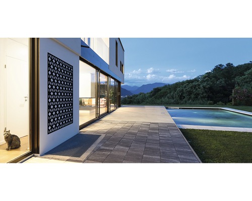 Modernes Haus mit Pool, Terrasse und dekorativem Sichtschutz an der Fassade