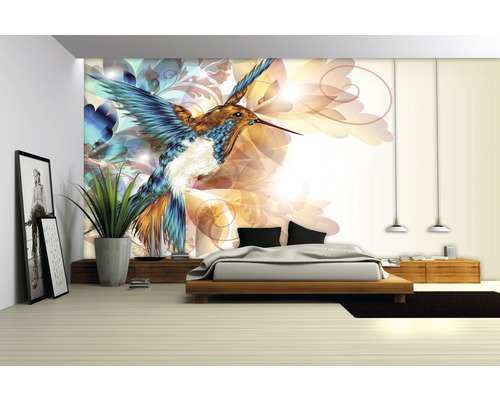 Schlafzimmer mit Fototapete mit Kolibri und floralem Muster.
