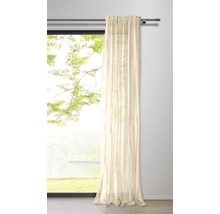 Transparenter Vorhang am Fenster mit Ausblick ins Grüne