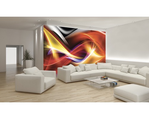 Wohnzimmer mit abstraktem Wandbild, Sofa und Sessel