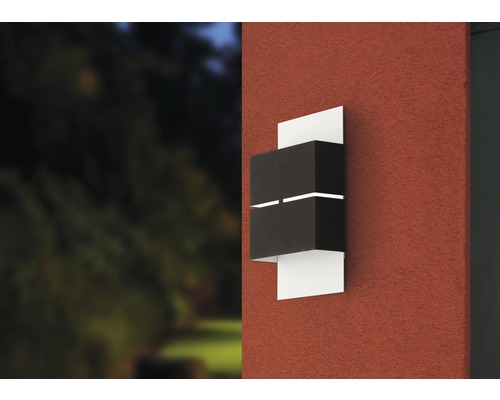 Moderne Außenwandleuchte mit zwei Lichtquellen