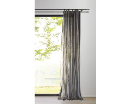 Gardine vor Fenster mit Ausblick ins Grüne