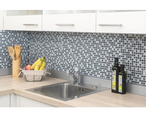 Küchenszene mit Spüle, Mosaikfliesen und Küchenutensilien