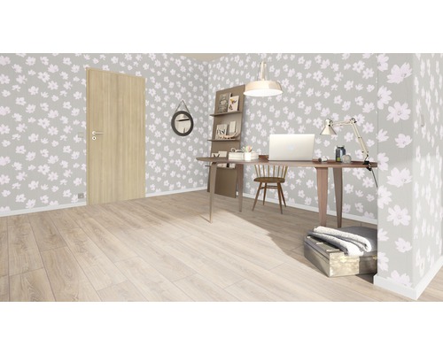 Heller Raum mit Schreibtisch, Stuhl, Tür und Blumenmuster-Tapete