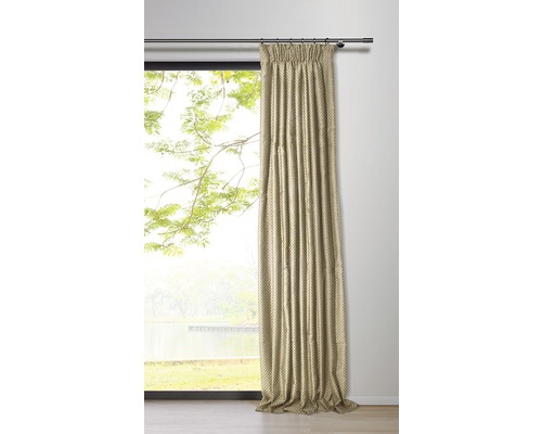 Gardine vor einem Fenster mit Blick ins Grüne