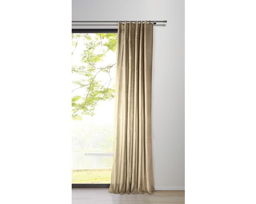 Gardine vor einem Fenster mit Blick auf die Natur.