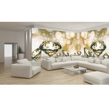 Wohnzimmer mit Fototapete mit Diamantenmuster, Sofa und Couchtisch