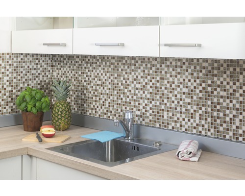 Küchenspüle mit Mosaikfliesen-Spritzschutz und Obst
