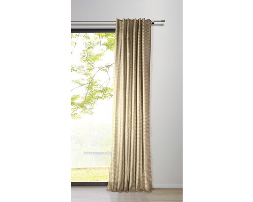 Dekorativer Vorhang neben einem Fenster mit Blick auf die Natur.