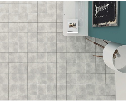 Badezimmer mit Bodenfliesen, Waschbecken und Lampe in der Ecke