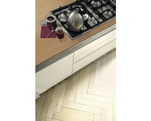 Küchenszene mit Gasherd, Teekessel, Teetasse und Holzboden