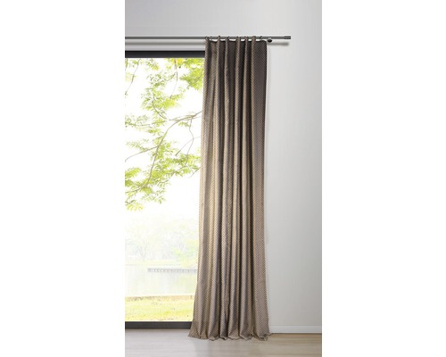 Gardine am Fenster mit Blick ins Grüne.