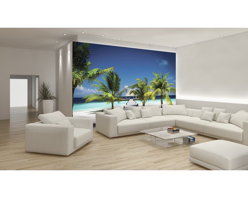 Helles Wohnzimmer mit Fototapete einer tropischen Strandszene mit Palmen