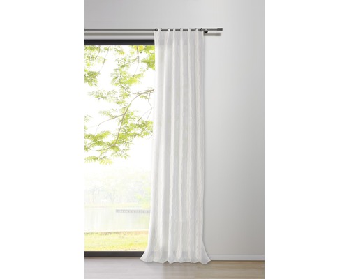 Gardine vor einem Fenster mit Ausblick ins Grüne