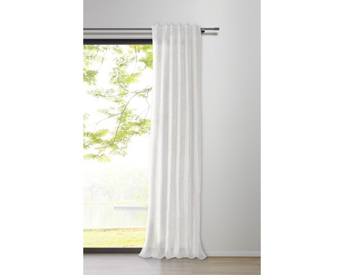 Gardine vor Fenster mit Ausblick ins Grüne