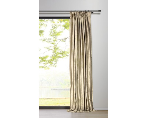 Gardine vor Fenster mit Blick nach draußen