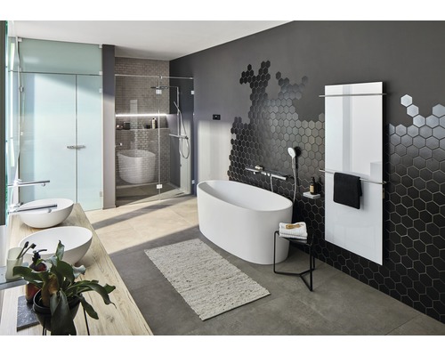 Badezimmer mit freistehender Badewanne, Dusche, Waschtisch und Heizkörper