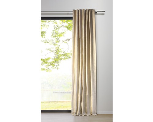 Gardine vor Fenster mit Naturansicht