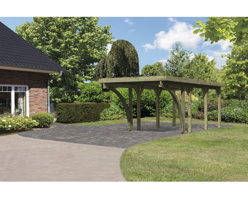 Carport aus Holz im Gartenbereich neben einem Haus.