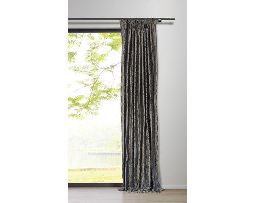 Dekoschals mit Kräuselbandaufhängung vor einem Fenster