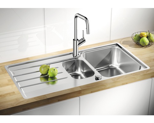 Spüle aus Edelstahl mit Abtropffläche und Einhebelmischer