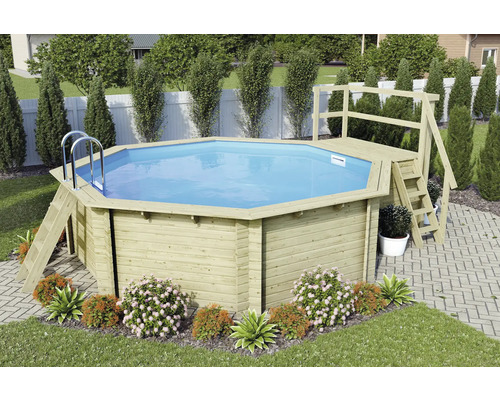 Achteckiger Holzpool mit Leiter und Plattform im Garten.