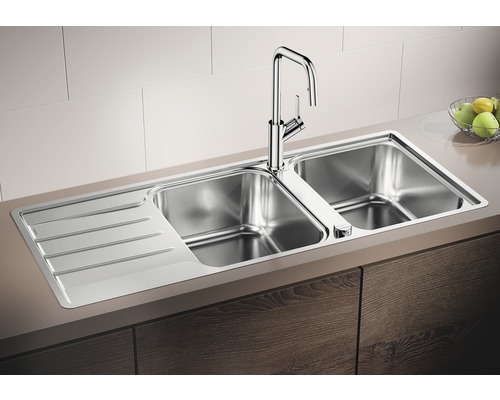 Spültisch mit zwei Becken und Abtropffläche mit Armatur in einer modernen Küche