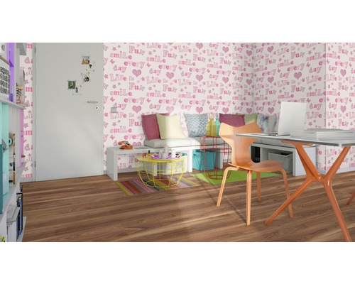 Helles Zimmer mit Schreibtisch, Stuhl und dekorativer Tapete