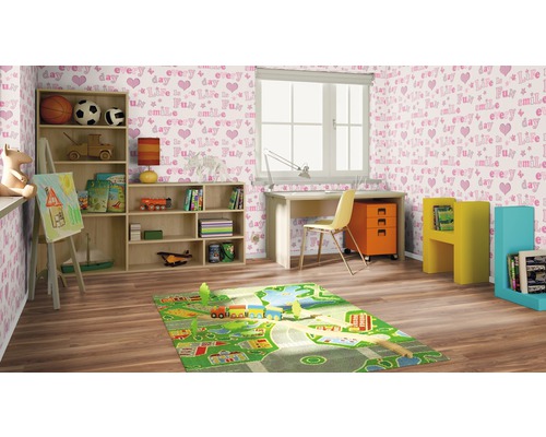 Kinderzimmer mit Schreibtisch, Regal und Spielteppich
