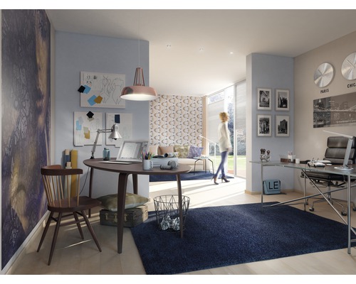 Büro mit Schreibtisch, Stuhl, Teppich und Dekorationen in einem hellen und modernen Design.