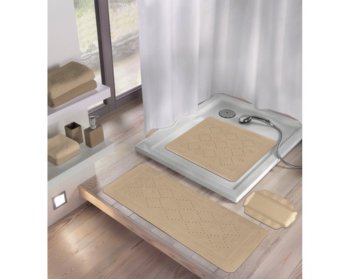 Badezimmer mit Duschmatte, Badematte und Toilettendeckelauflage