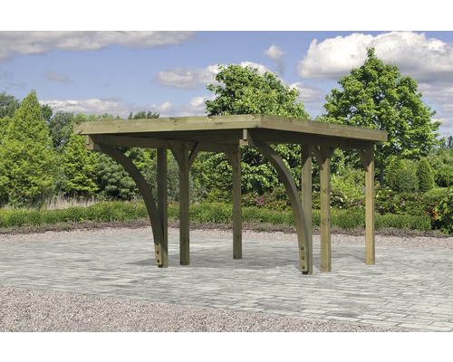 Holzcarport im Garten