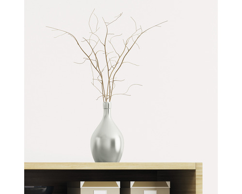 Dekorative Äste in einer Vase auf einem Schrank