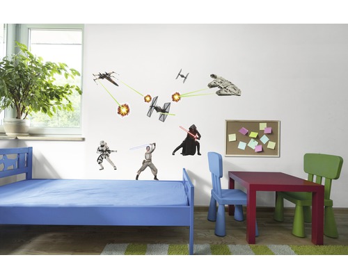 Kinderzimmer mit Star Wars Wandtattoos, Bett, Tisch und Stühlen.
