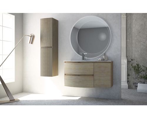 Badezimmer mit Waschtisch, Spiegelschrank, Aufbewahrungsschrank und Beleuchtung