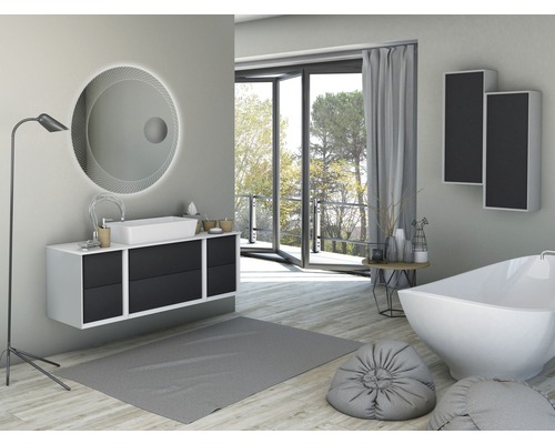 Badezimmer mit Waschtisch, Spiegel, Badewanne und Dekoration in hellem Design