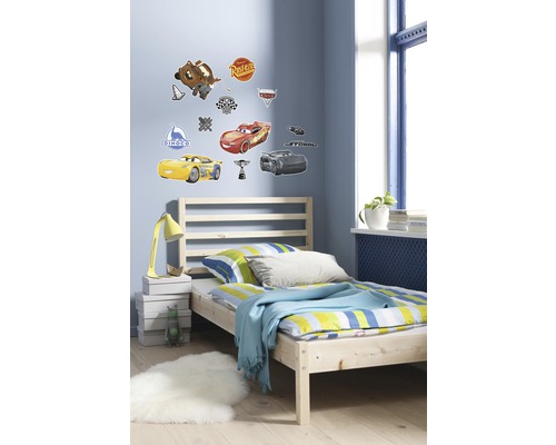 Kinderzimmer mit Bett und Wandstickern von Cars