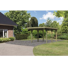 Holzcarport im Gartenbereich