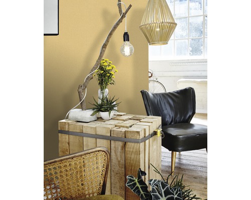 Dekoratives Interieur mit Holztisch, Lampe, Blumen und Stühlen