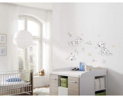 Babyzimmer mit Dalmatiner Wandtattoos, Wickeltisch und Gitterbett