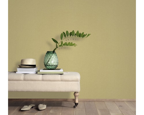 Gelbe textile Oberfläche mit Bank, Hut und Dekoration